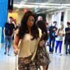 Giovanna Antonelli posa com fãs em aeroporto do Rio e esbanja simpatia