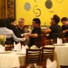Maradona conversa com amigos durante jantar