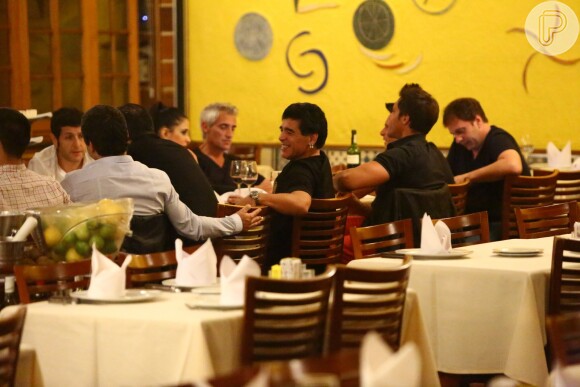 Maradona conversa com amigos durante jantar