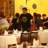 Maradona janta com amigos em churrascaria do Rio de Janeiro, na noite de 24 de junho de 2014