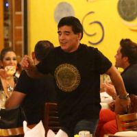 Maradona bebe vinho e se diverte com amigos em churrascaria do Rio