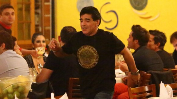 Maradona bebe vinho e se diverte com amigos em churrascaria do Rio