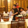 Maradona janta e se diverte com amigos em churrascaria carioca