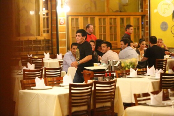 Maradona janta e se diverte com amigos em churrascaria carioca