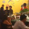 Maradona janta com amigos em churrascaria do Rio de Janeiro, na noite de 24 de junho de 2014