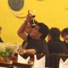 Maradona tenta equilibrara laça de vinho no rosto durante brincadeira