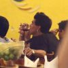 Maradona bebe vinho com amigos em churrascaria carioca