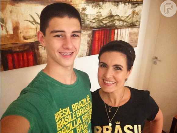 Fátima Bernardes posa ao lado do filho durante torcida pelo Brasil