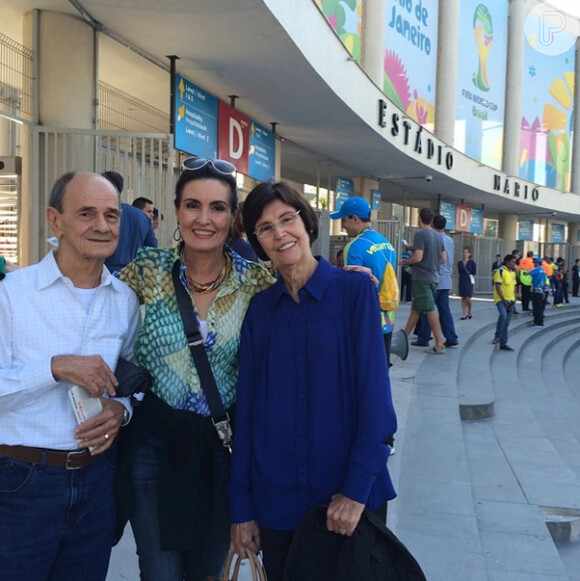 Fátima Bernardes vai ao Maracanã com os pais, Eunice e Amâncio, assistir à partida entre França e Equador
