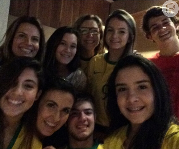 Fátima Bernardes curte jogo do Brasil ao lado dos filhos e amigos
