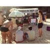 Candice Swanepoel compartilha foto de cariocas assistindo aos jogos da Copa em televisão na praia