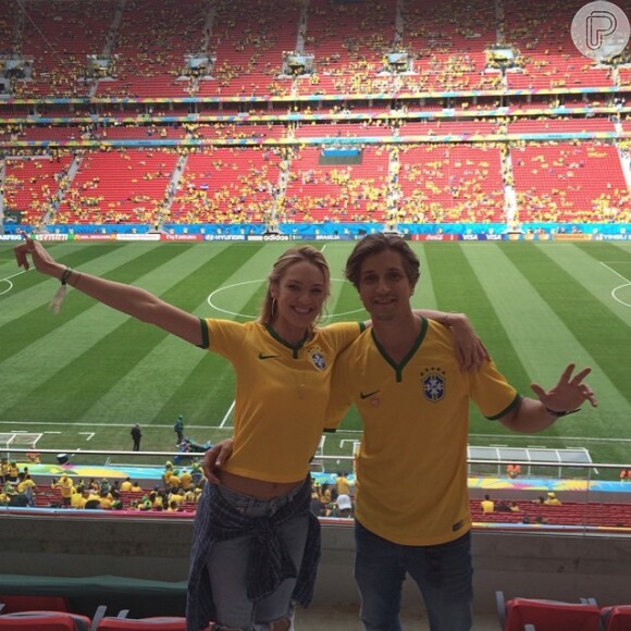 Candice Swanepoel posa ao lado do marido, o modelo capixaba Hermann Nicoli, no Estádio Mané Garrincha