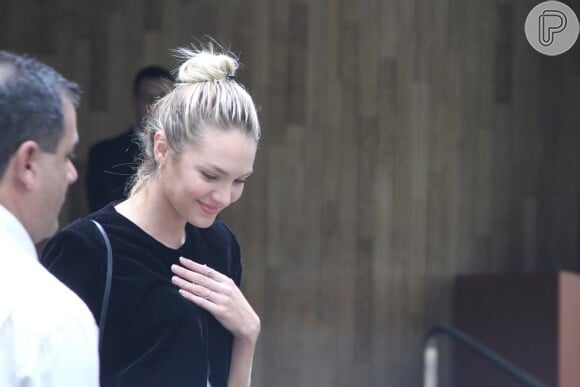 Candice Swanepoel deixa hotel durante visita ao Brasil