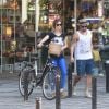 Juliana Didone passeia com o namorado, Flávio Rossi, na Barra da Tijuca, na Zona Oeste do Rio (26 de junho de 2014)