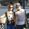 Juliana Didone e o namorado, Flávio Rossi, passeiam juntos pelas ruas do Rio de Janeiro