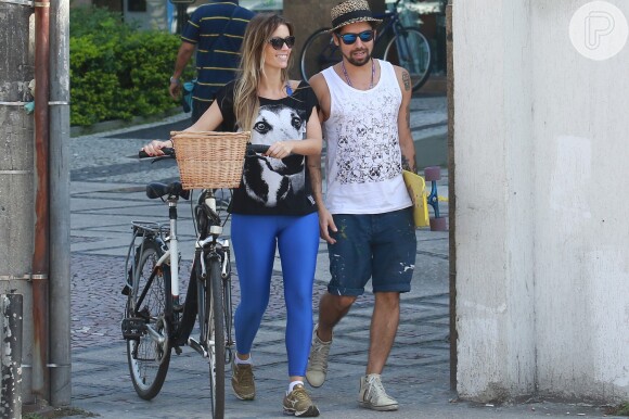Juliana Didone passeia com o namorado, Flávio Rossi, na Barra da Tijuca, na Zona Oeste do Rio (26 de junho de 2014)