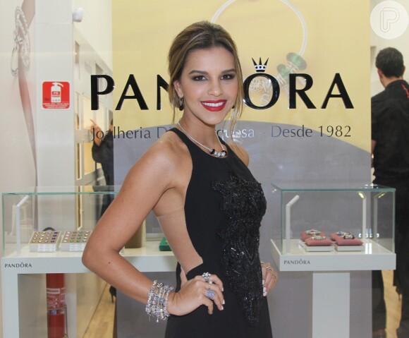 Mariana Rios foi com vestido decotado à inauguração da loja Pandora