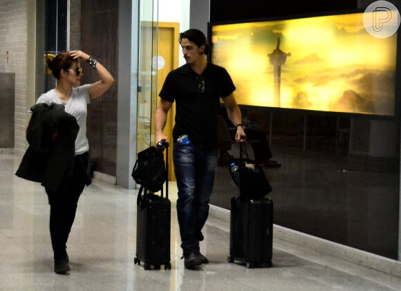 Cleo Pires e Rômulo Neto embarcaram no aeroporto Santos Dumont, no Rio de Janeiro, nesta sexta-feira 27 de junho de 2014