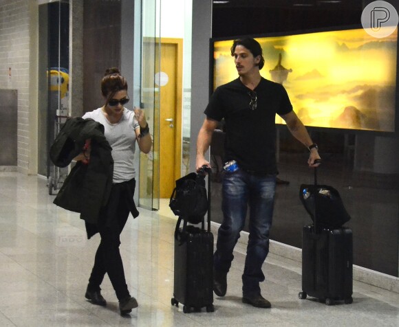 Cleo Pires tem malas carregadas pelo namorado, Rômulo Neto, em aeroporto do Rio 27 de junho de 2014