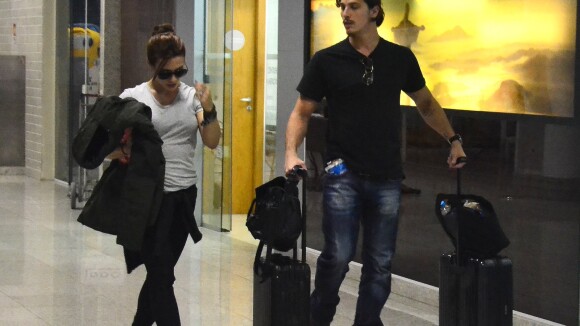 Cleo Pires tem malas carregadas pelo namorado, Rômulo Neto, em aeroporto do Rio