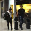 Cleo Pires tem malas carregadas por Rômulo Neto em aeroporto do Rio