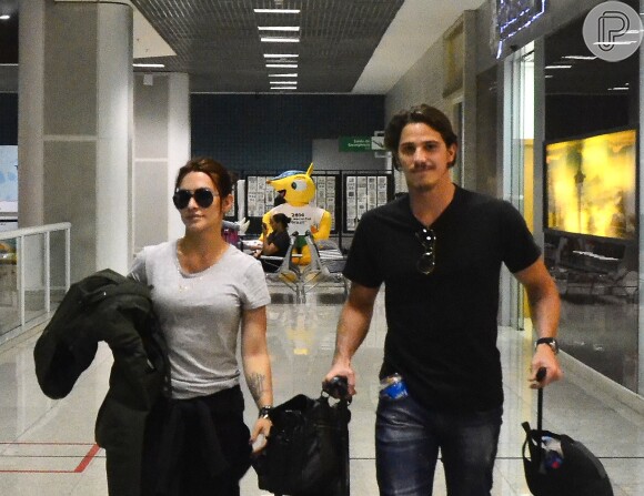 Cleo Pires e Rômulo Neto embarcaram juntinhos no aeroporto Santos Dumont, no Rio de Janeiro, nesta sexta-feira 27 de junho de 2014