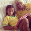 Monique Evans torce pelo Brasil em dia de jogo contra o Chile pela Copa do Mundo