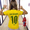 Dany Bananinha torce pelo Brasil em dia de jogo contra o Chile pela Copa do Mundo
