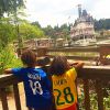 Maria e Laura, filhas de Glória Maria, torcem pelo Brasil em dia de jogo contra o Chile pela Copa do Mundo
