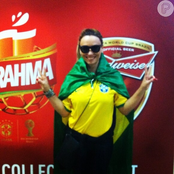 Suzana Pires torce pelo Brasil em dia de jogo contra o Chile pela Copa do Mundo
