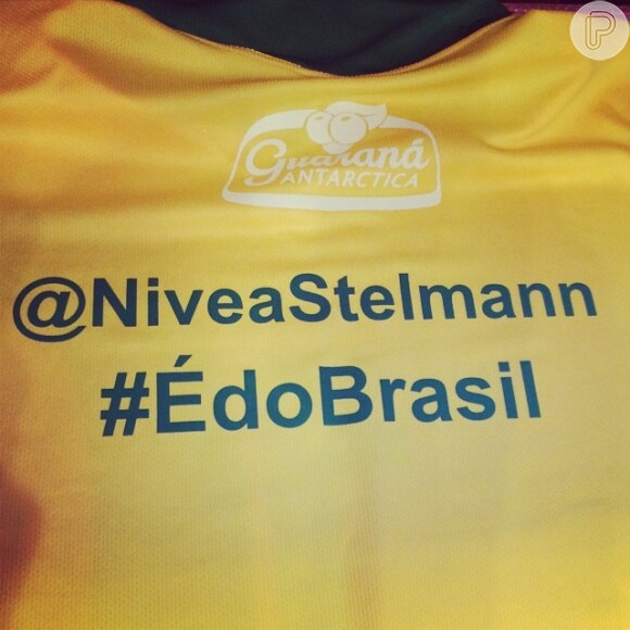 Nívea Stelmann torce pelo Brasil em dia de jogo contra o Chile pela Copa do Mundo