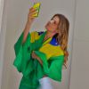 Carol Magalhães torce pelo Brasil em dia de jogo contra o Chile pela Copa do Mundo