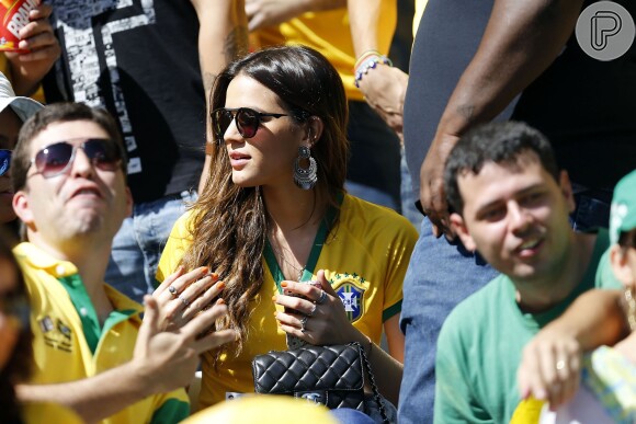 Bruna Marquezine esteve no estádio acompanhada por Rafaella Santos e amigos