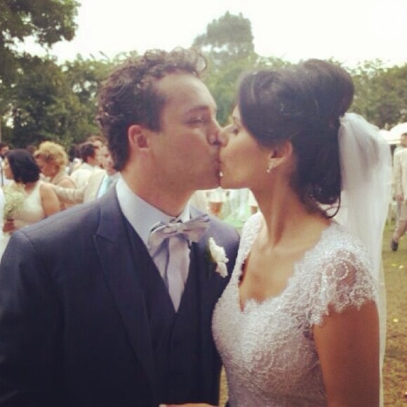 Rodrigo Andrade e Joyce de Paulo se beijam após a cerimônia de casamento