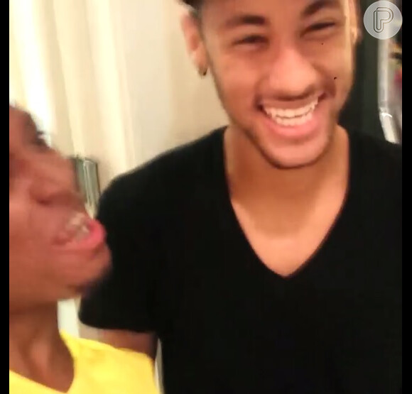 Neymar aparece em vídeo com MC Nego do Borel durante festa em sua casa, no Guarujá, em São Paulo