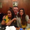Bruna Marquezine foi para hotel com Neymar após jogo do Brasil contra o Chile; atriz posou ao lado do empresário do jogador e da irmã do namorado, Rafaella Santos