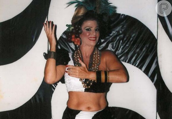 Ex-BBB Cida desfilará vestida de Carmen Miranda no Carnaval da Porto da Pedra, em fevereiro de 2013