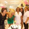 Cida Moraes comemora aniversário em seu salão de beleza, no Rio, em outubro de 2012