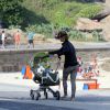 Guilhermina Guinle passeou com a filha, Minna, pelo calçadão da praia do Arpoador, na Zona Sul do Rio de Janeiro, na manhã desta quarta-feira, 2 de julho de 2014