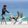 Guilhermina Guinle passeou com a filha, Minna, pelo calçadão da praia do Arpoador, na Zona Sul do Rio de Janeiro, na manhã desta quarta-feira, 2 de julho de 2014