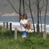 Pepeu e Drika curtem momentos românticos em praia do Rio de Janeiro, antes de o rapaz depredar um orelhão e ser levado para a delegacia