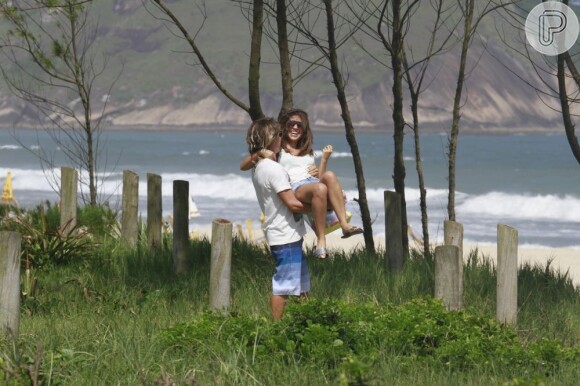Pepeu e Drika curtem momentos românticos em praia do Rio de Janeiro, antes de o rapaz depredar um orelhão e ser levado para a delegacia