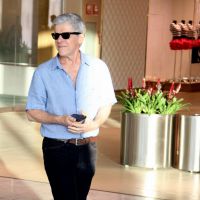 José Mayer vai a salão de beleza no Rio e tira foto com recepcionista