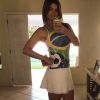 Cristiana Oliveira usa saia curta para torcer pelo Brasil em jogo contra a Colômbia