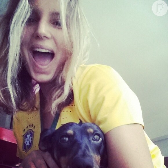 Maya Gabeira torce pelo Brasil ao lado do cachorro: 'Vamos Brasil. Eu e Michael já a postos. Eu acredito.'