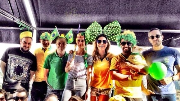 Sabrina Sato e Adriane Galisteu torcem pelo Brasil em jogo contra a Colômbia