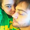 Preta Gil posa agarrada com o noivo, Rodrigo Godoy: 'Já estamos preparados para torcer no mesmo sofá, com a mesma camisa, a mesma cueca e a mesma calcinha!! kkkk tô zoando !!! Vamos pra cima, Brasil!!!'