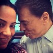 Silvio Santos dá beijinho no ombro da filha Silvia Abravanel em selfie: 'Amo'