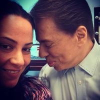 Silvio Santos dá beijinho no ombro da filha Silvia Abravanel em selfie: 'Amo'