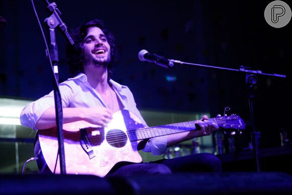 O cantor distribuiu sorrisos durante apresentação no 'Arraiá do Bem', em São Paulo
